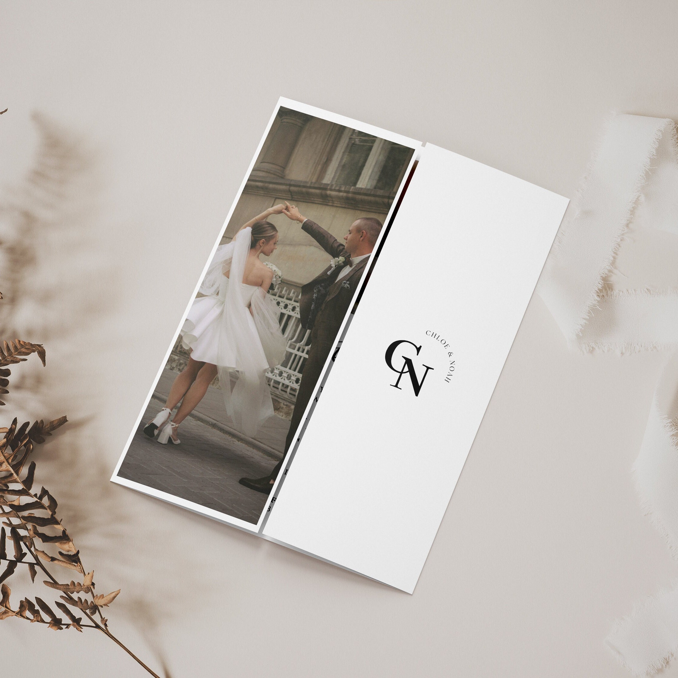 Foto Klappkarte, Hochzeitseinladung, minimalistisches Design (SOFORT DOWNLOAD) — in echter Hochzeits-Umgebung